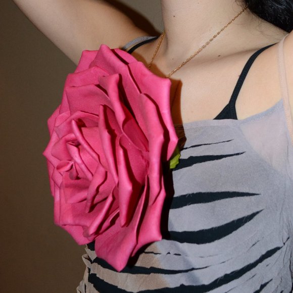 Floral Rosel Gold Chained Necklace OS - Picture 1 of 2